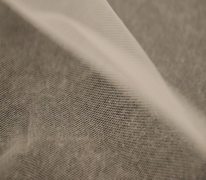 1.Американската мрежа е вид на искривена мрежеста ткаенина, ткаенината првпат се појави во САД, а потоа постепено популарна низ целиот свет.Американската нето ткаенина е широко користена во свадбата (1)